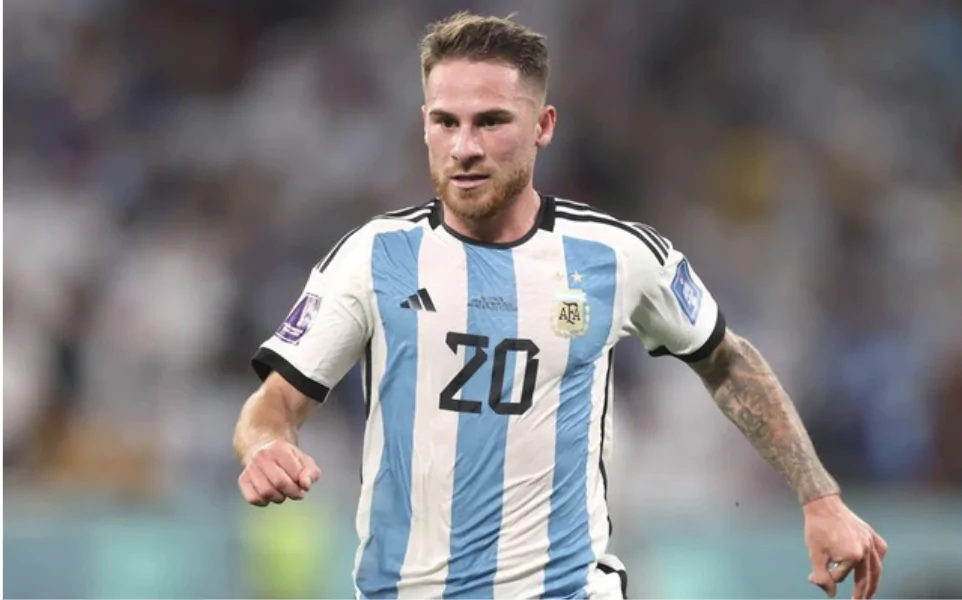 Bố Mac Allister chơi bóng cùng Maradona, con trai Mac Allister chơi cạnh