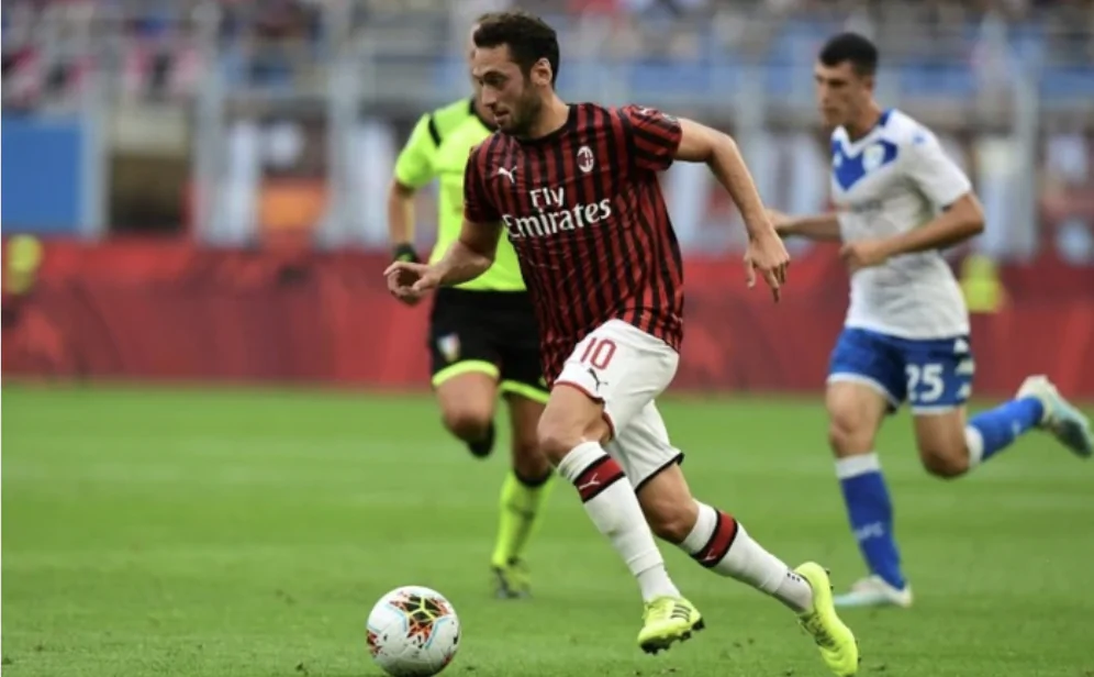 Hakan Calhanoglu - xuất sắc cả trong tấn công lẫn phòng ngự 