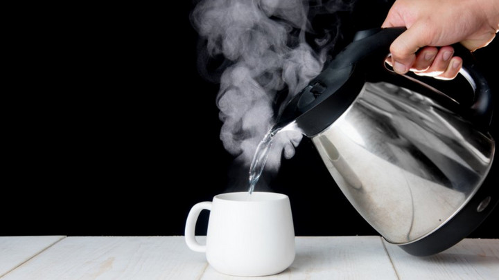 10 lợi &iacute;ch &iacute;t ai biết từ việc uống nước ấm/n&oacute;ng h&agrave;ng ng&agrave;y