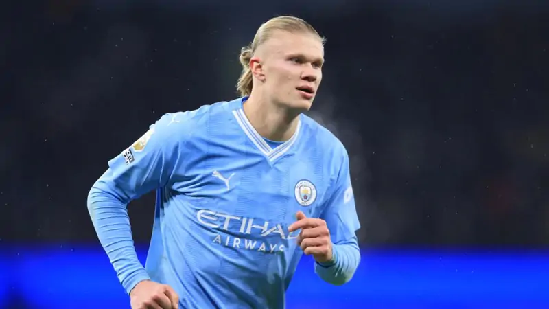 Erling Haaland l&agrave; một tiền đạo cao lớn với khả năng t&igrave; đ&egrave; xuất sắc